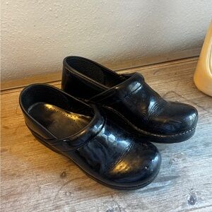 Black Patent Leather Clogs Dansko Womens Size 9 Nursing Medical Clogs
